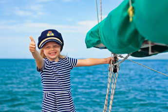 Картинка разное дети девочка жест фуражка море яхта