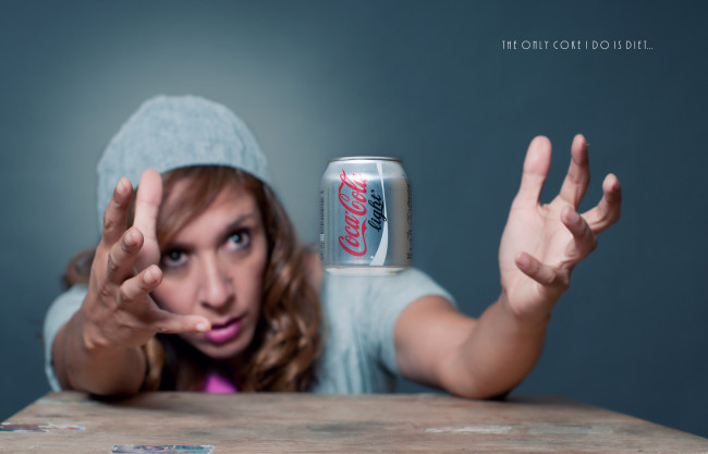 Обои картинки фото coca, cola, light, бренды, coca-cola, кока-кола, жажда, девушка, руки