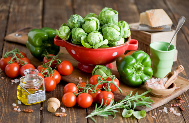 Обои картинки фото еда, овощи, розмарин, помидоры, перец, брокколи
