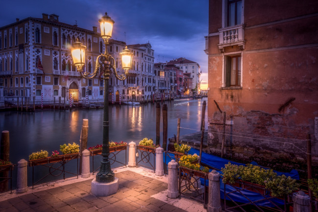 Обои картинки фото города, венеция , италия, фонарь, огни, вечер, вода, канал, дома, город, венеция