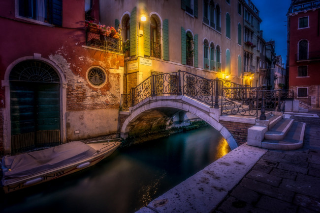 Обои картинки фото города, венеция , италия, улица, город, венеция, огни, вечер, мостик, лодка, канал, вода, дома