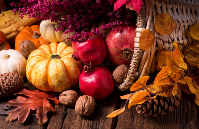 Обои картинки фото еда, фрукты и овощи вместе, листья, орехи, осенние, дары, гранат, тыква