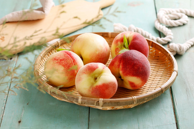 Обои картинки фото еда, персики,  сливы,  абрикосы, листики, корзинка, персик, фрукт