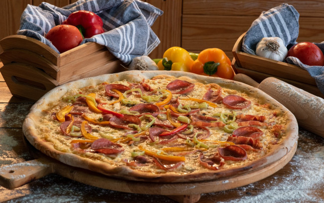 Обои картинки фото еда, пицца, перец, салями, чеснок