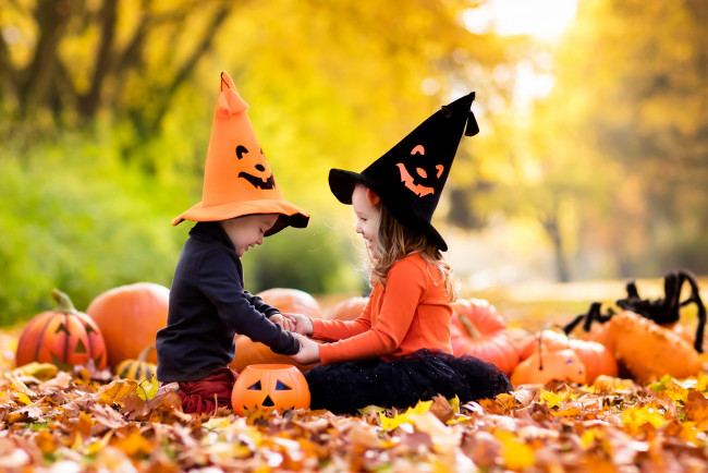 Обои картинки фото разное, дети, мальчик, девочка, шляпы, тыквы, осень