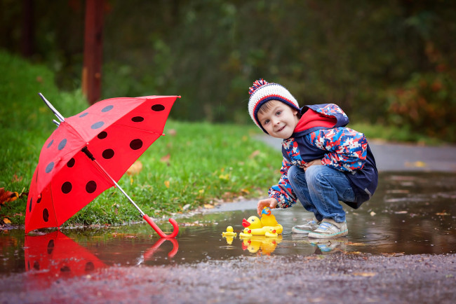 Обои картинки фото разное, дети, зонт, мальчик, игрушка, лужа