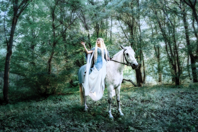 Обои картинки фото девушки, - креатив,  косплей, anmaro, образ, костюм, лошадь, лес