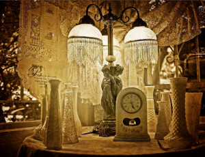 Картинка разное осветительные приборы статуэтки лампа винтаж флаконы