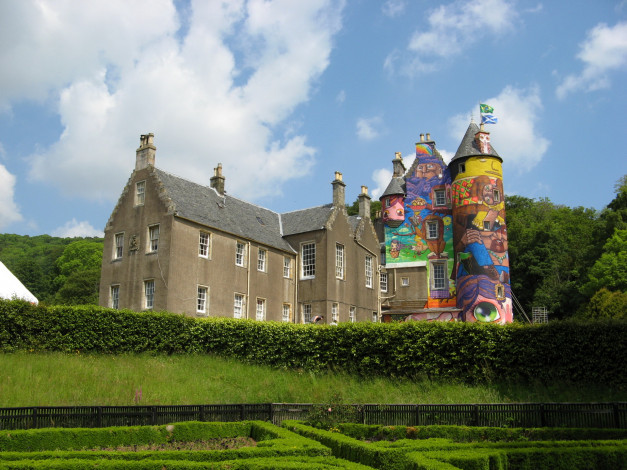 Обои картинки фото kelburn, castle, scotland, города, дворцы, замки, крепости, башни, флаги, рисунки