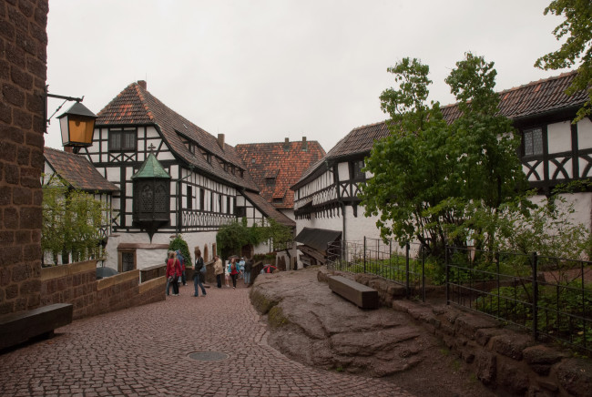 Обои картинки фото wartburg, германия, города, улицы, площади, набережные, деревья, брусчатка