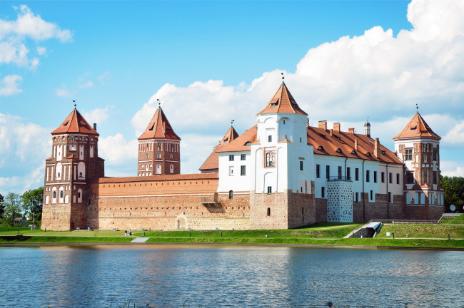 Обои картинки фото мирский замок беларусь, города, - дворцы,  замки,  крепости, мир, река, белоруссия, замок
