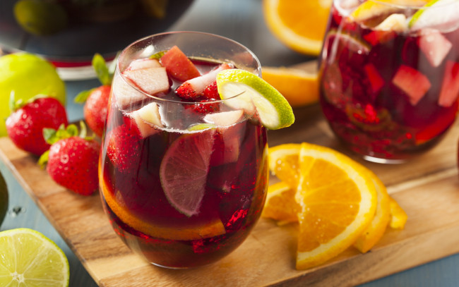 Обои картинки фото еда, напитки,  коктейль, апельсин, сок, кусочки, drinks, strawberry, orange, fruit, juice, клубника, фрукты