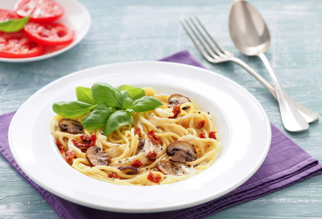 Обои картинки фото еда, макаронные блюда, помидор, спагетти, паста, грибы, базилик