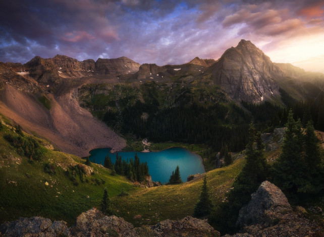 Обои картинки фото природа, горы, склон, вечер, высота, вершины, камни, облака, небо, лес