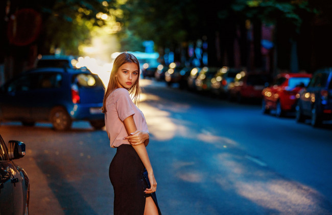 Обои картинки фото девушки, -unsort , рыжеволосые и другие, автомобили, глядя, на, зрителя, улице, модель, город