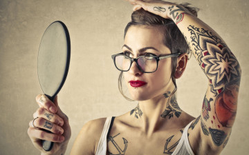 Картинка девушки -+брюнетки +шатенки очки зеркало тату пирсинг
