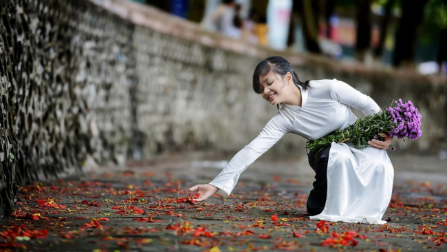 Обои картинки фото девушки, - азиатки, осень, азиатка, хризантемы