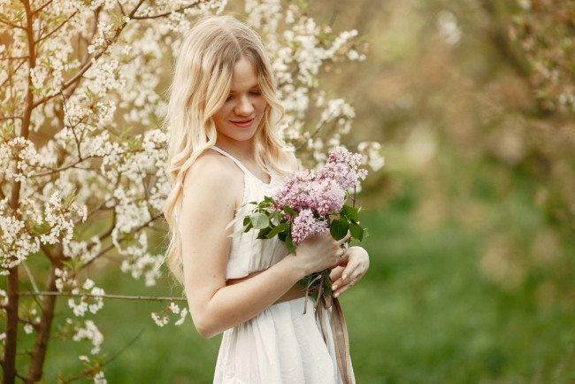 Обои картинки фото девушки, - блондинки,  светловолосые, сирень, весна, цветущий, сад