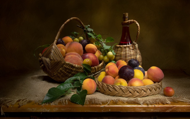 Обои картинки фото еда, персики,  сливы,  абрикосы, сливы, абрикосы, бутылка, вино, корзинка