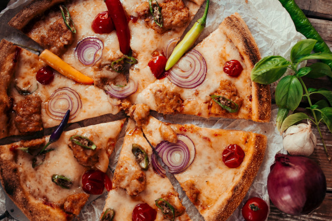 Обои картинки фото еда, пицца, лук, перчик, базилик