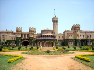 Картинка bangalore palace города дворцы замки крепости цветы клумбы дворец