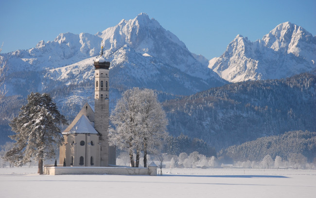Обои картинки фото города, католические, соборы, костелы, аббатства, зима, снег, деревья, горы