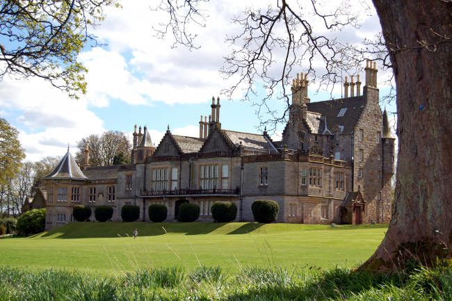 Обои картинки фото lauriston, castle, edinburgh, scotland, города, эдинбург, шотландия, замок, лужайка, кусты