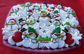 Картинка праздничные угощения выпечка снеговик фигурки печенье