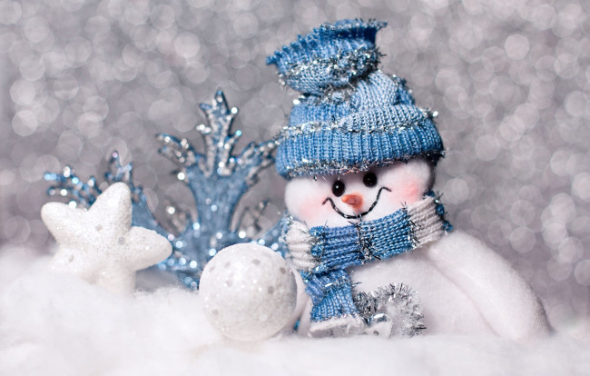 Обои картинки фото праздничные, снеговики, звёздочка, снежок, шарф, шапка, снеговик
