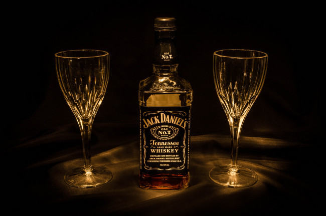 Обои картинки фото бренды, jack daniel`s, фужеры, виски, бутылка