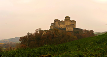 Картинка castello+di+torrechiara города замки+италии castello di torrechiara