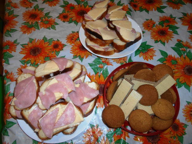 Обои картинки фото еда, бутерброды,  гамбургеры,  канапе, колбаса, хлеб, сыр, вафли, печенье