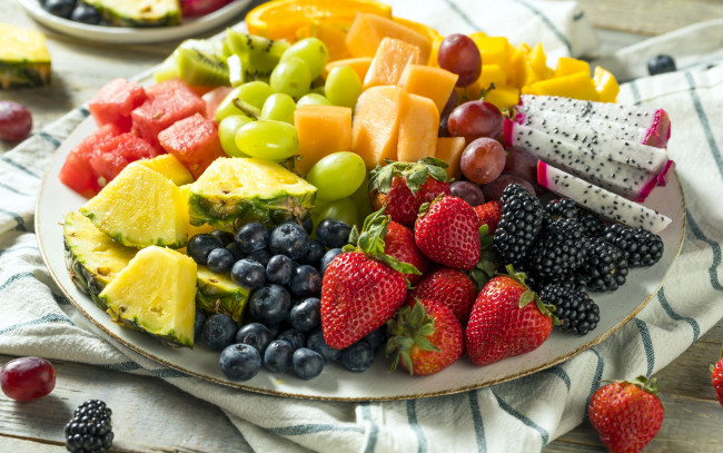 Обои картинки фото еда, фрукты,  ягоды, клубника, виноград, ананас, ежевика, черника