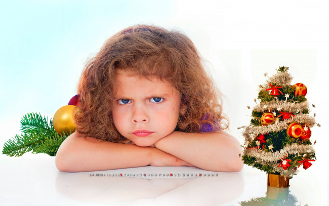 Обои картинки фото календари, праздники,  салюты, ребенок, украшение, игрушка, елка, взгляд