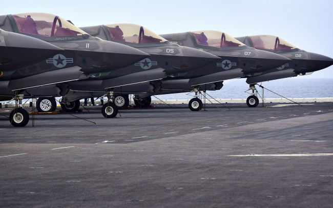 Обои картинки фото lockheed martin f-35 lightning ii, авиация, боевые самолёты, американский, истребитель, бомбардировщик, боевой, самолет, вмс, сша, авианосец