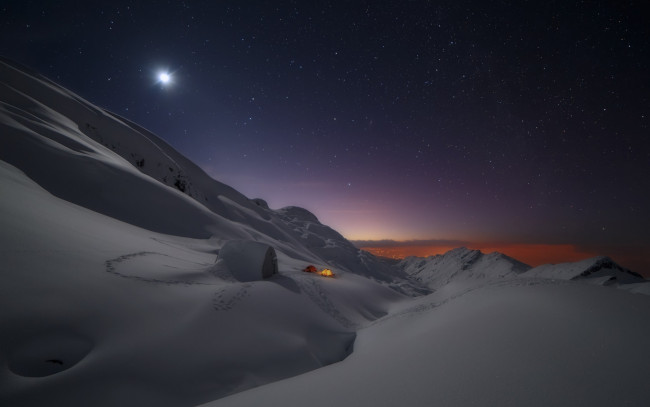 Обои картинки фото природа, зима, палатка, луна, горы, небо, звезды