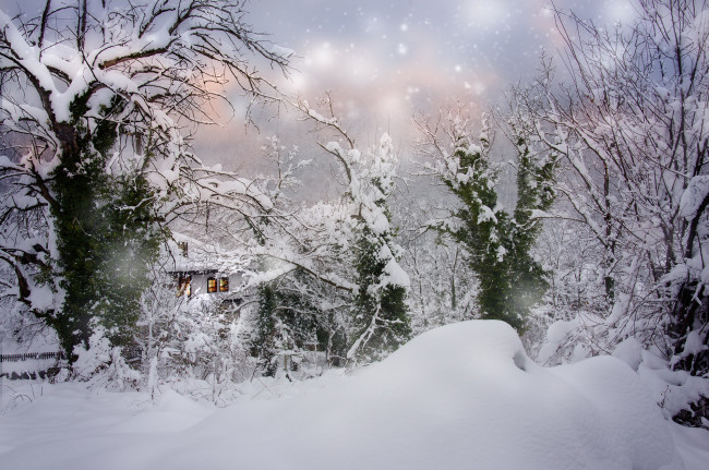 Обои картинки фото природа, зима, дом, сугробы, снегопад, болгария