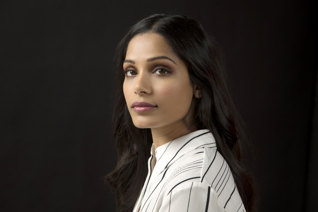 Обои картинки фото freida pinto, девушки, freida, pinto, девушка, модель, актриса, брюнетка, смуглая, макияж, лицо, взгляд, портрет, красотка