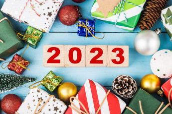 Картинка праздничные подарки+и+коробочки новый год рождество 2023 подарки кубики цифры елочные шары