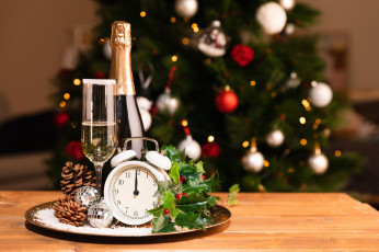 обоя праздничные, - разное , новый год, поднос, елка, остролист, бутылка, бокал, шампанское, шарики, шишки, будильник