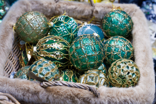 Обои картинки фото праздничные, шары, ящик, шарики, голубые, зеленые