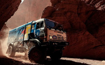 Картинка автомобили камаз раллийный грузовик дакар red bull каньон пыль транспортное средство ливрея pоссийская команда