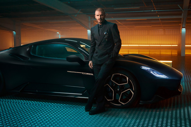 Обои картинки фото david beckham maserati mc20 coupe fuoriserie edition 2023, мужчины, david beckham, дэвид, роберт, джозеф, бекхэм, футболист, полузащитник, костюм, ангар, суперкар, maserati, mc20, coupe, fuoriserie, edition, мазерати