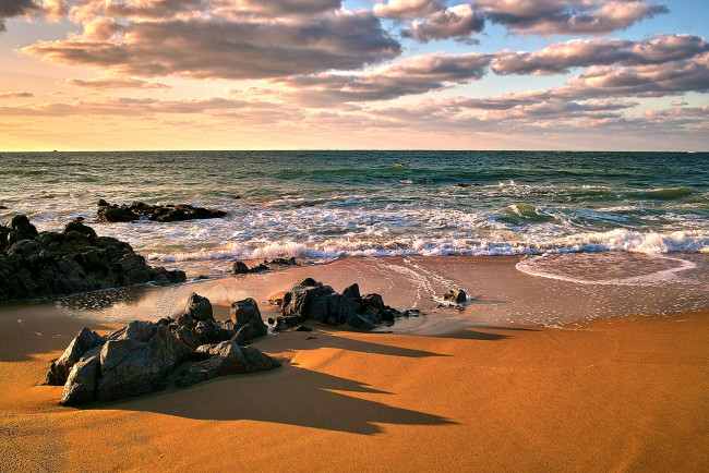 Обои картинки фото природа, побережье, волны, облака, камни, пляж, небо, море