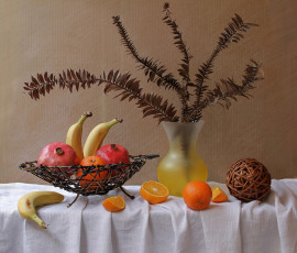 Картинка еда натюрморт гранаты бананы апельсины клубок ваза
