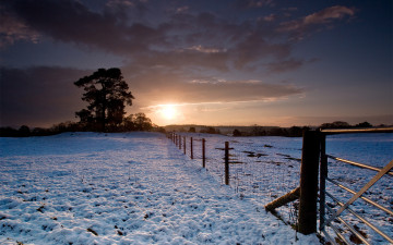 Картинка природа зима снег поле ограда сумрак