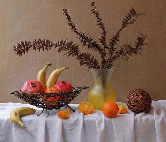 Обои картинки фото еда, натюрморт, гранаты, бананы, апельсины, клубок, ваза