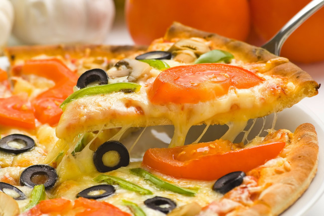 Обои картинки фото еда, пицца, сыр, оливки, помидоры, томаты