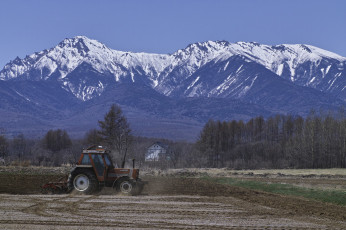 Картинка техника тракторы горы поле трактор takaten