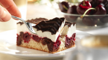 Картинка еда пирожные +кексы +печенье вишневое пирожное лакомство